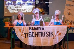 Szene aus dem Auftritt der Crazy Sisters "Kleine Tischmusik"